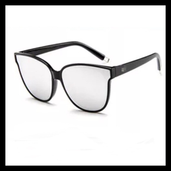 LUXURY SILVER MIRROR BLACK FRAME OVERSIZED SUNNIES - Picture 4 of 8